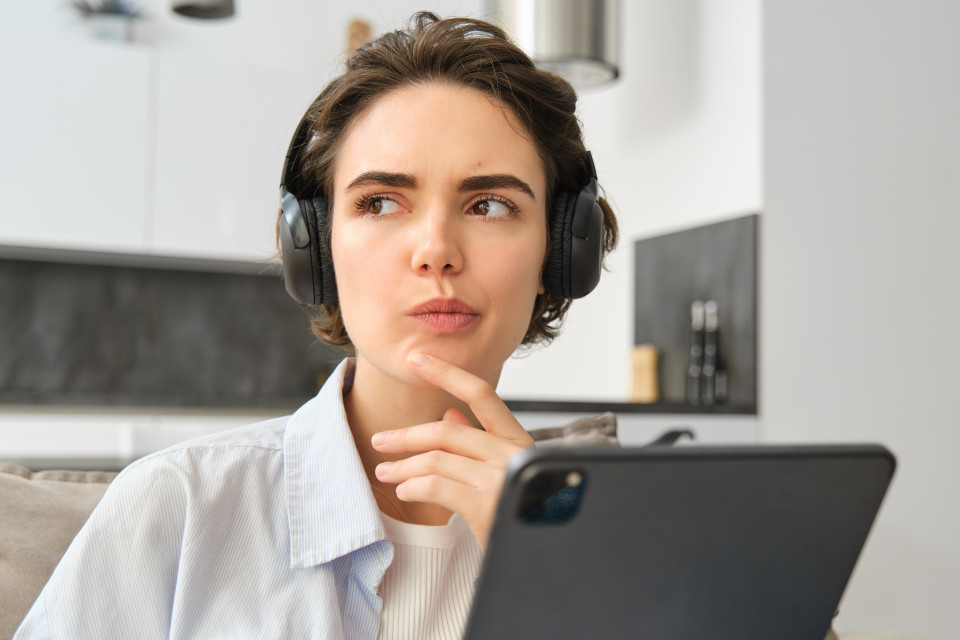 Důvěra zákazníků v AI klesá. Co s tím má společnésho CX?